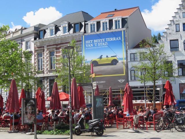 Het stAAt wit op blAuw.