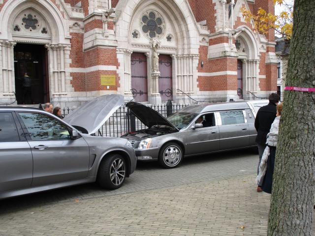 De lijkwAgen stAAt in pAnne, lijkt me.