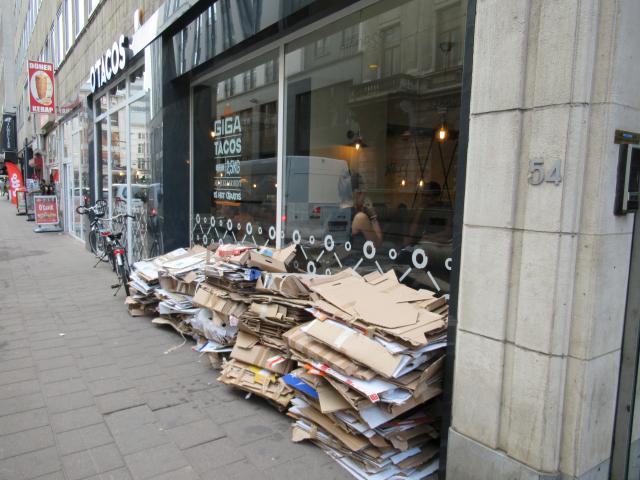 En een gigA hoop kArton...