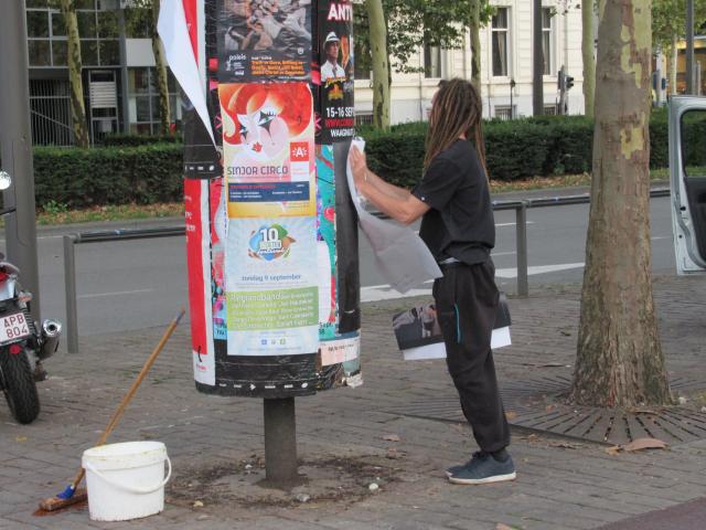 De mAn die bleef plAkken.