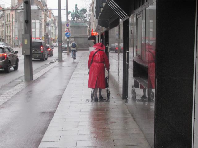 The lAdy in red.
