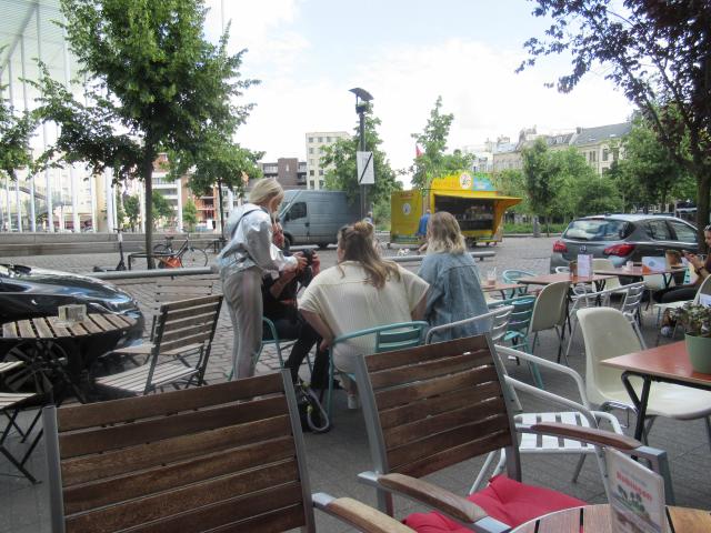 Op een terrAs.