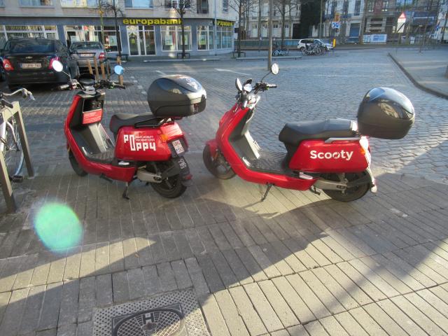 Poppy en scooty.