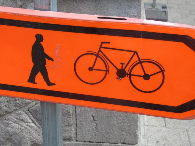 OpgezAdeld met fiets zonder.